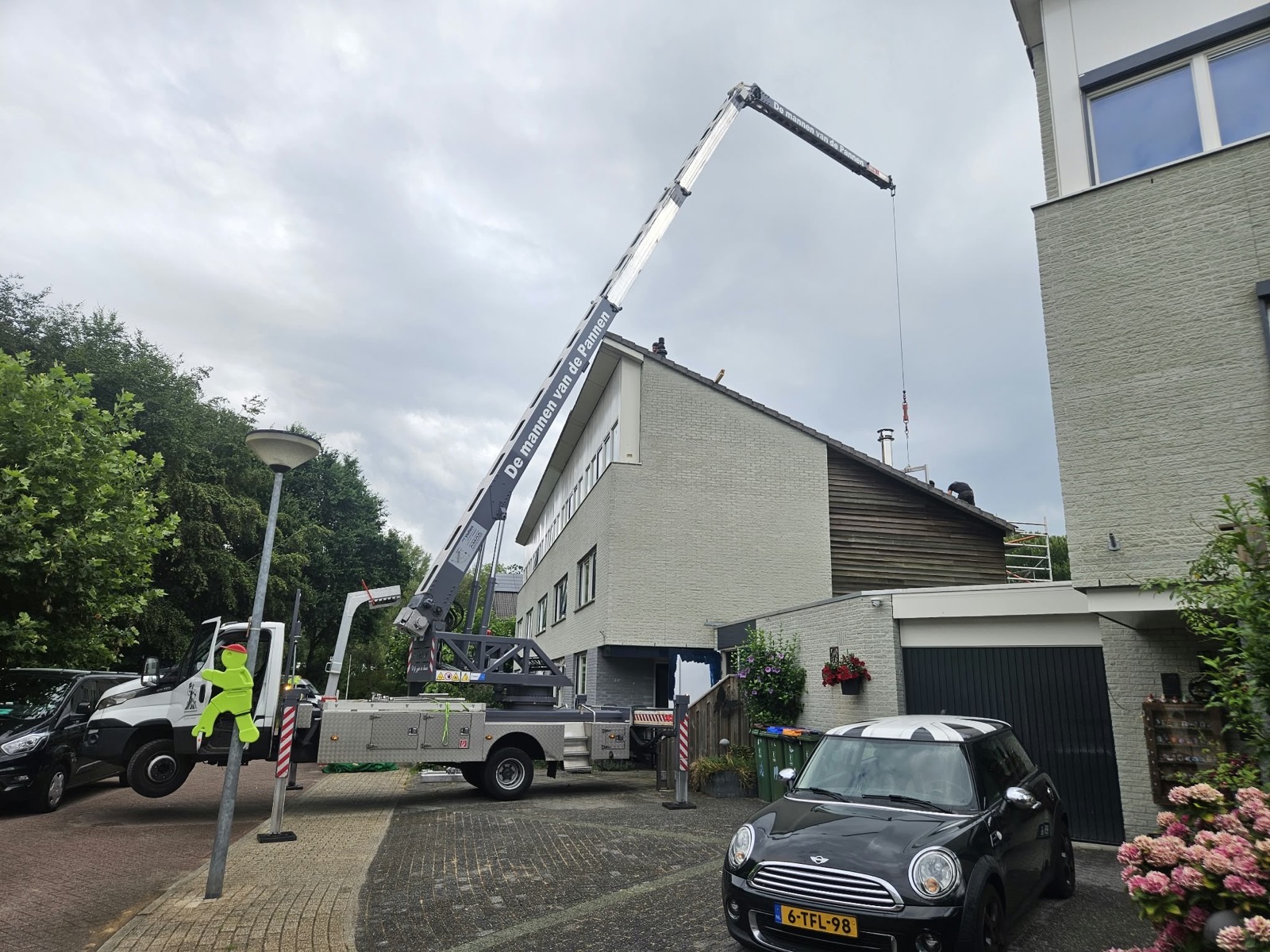 Kraan van De Mannen van de Pannen in actie bij een dakklus