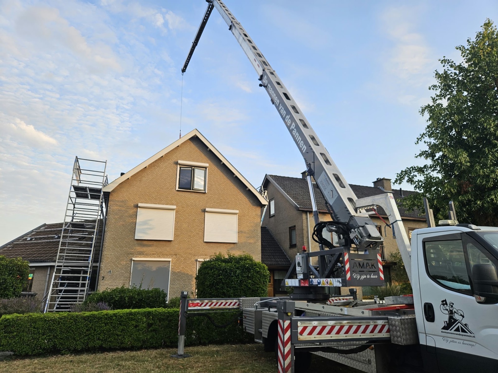 De gebrande kraan van De Mannen van de Pannen in actie bij een dakklus